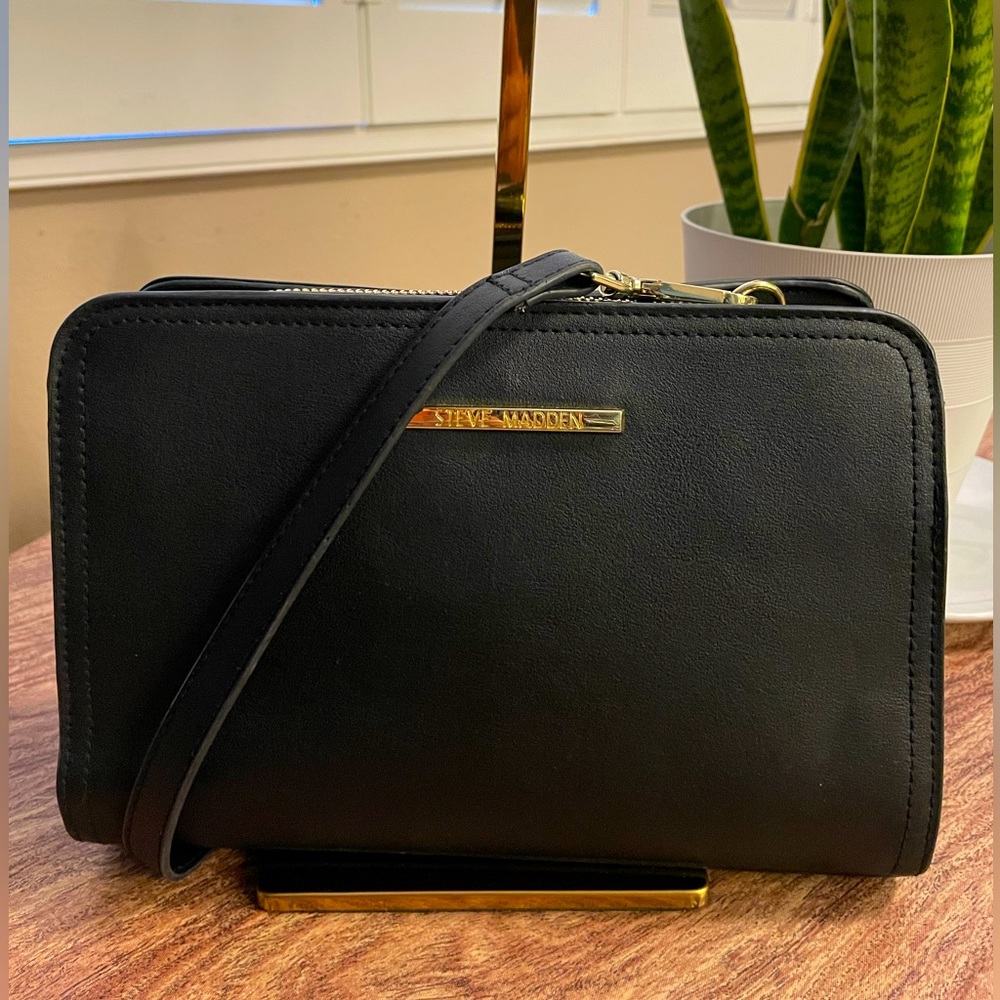 Steve Madden - EUC Beautiful black with gold accent crossbody!!!
